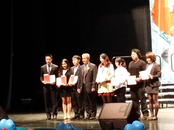 應外系陳婷同學(左二)獲獎，由桃園市教育局長頒獎。