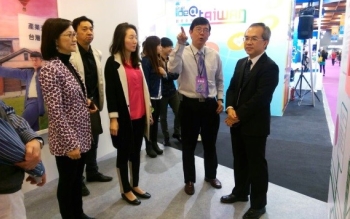 龍華科大副校長林如貞(左一)與高工局長陳彥伯，聽取作品簡報。