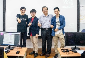 圖為「光穹遊戲」公司共同創辦人陳崑元(左二)、陳任軒(右一)與人文暨設計學院何台華院長(右二)、遊戲系王榮英教授在演講後合影。