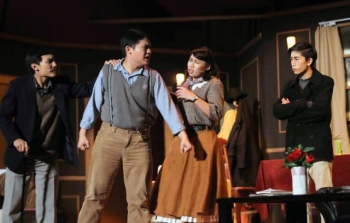 圖為龍華科大應外系第十六屆戲劇公演《THE MOUSETRAP》，學生以精湛演技獲得觀眾熱烈迴響。