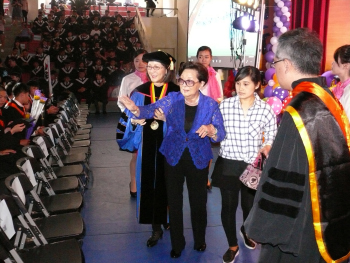 圖為龍華科大106級畢業典禮，創辦人孫陳淑娟女士到場祝賀並頒獎。