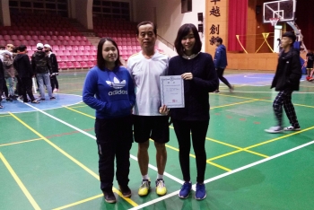 圖為龍華科大陳品頻、陳雅禎參加飛劦盃羽球錦標賽，勇奪女子組雙打冠軍，與指導教練陳國肇合影。
