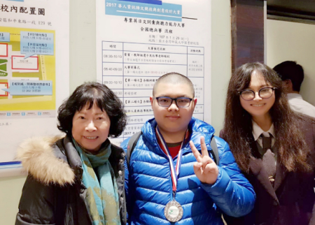 龍華科大五專部化工科學生吳柏頡，參加2017 PVQC專業英日文詞彙與聽力能力大賽全國賽，榮獲機械類個人組亞軍，獲獎後和家人開心合影。