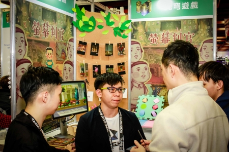 「18Light光穹遊戲」共同創辦人、龍華科大資網系學生陳崑元(中)，向玩家說明新作《螢幕判官》最新章節設計。