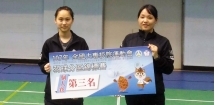 2018 AWI-TAIWAN全國校際盃年輕侍酒師菁英賽，龍華科大觀光系學生游茹珺(右2)奪冠；任詠聖獲殿軍，指導老師謝美婷(左1)為他們驕傲。