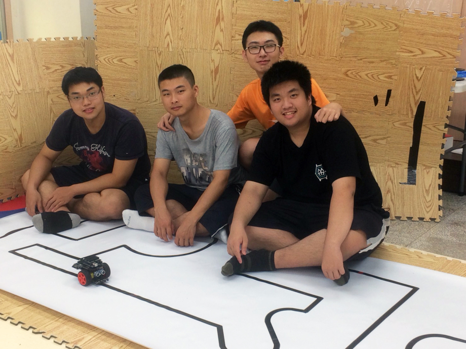 龍華科大PBL智慧機器人專班學生白雲皓、李國靖、蔡亞軒及張舜丞，發揮團隊合作，榮獲亞洲智慧型機器人大賽大專組冠軍。