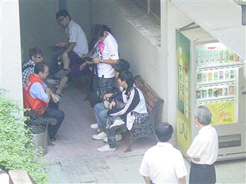 龍華科大葛自祥校長（左著背心者）親至吸菸區對吸菸學生予以規勸。