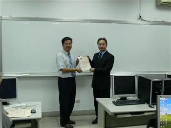 龍華科大電資學院謝飛虎院長（左）頒發感謝狀予友訊科技公司黃誠鑫經理