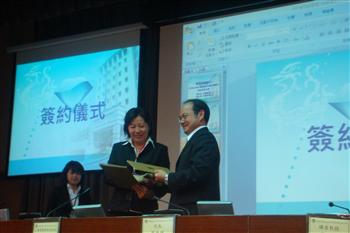 上海電機學院副校長楊若凡女士與龍華科大葛自祥校長簽署合作備忘錄