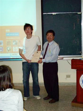 龍華科大電資學院謝飛虎院長（右）頒發聘函予噗浪網共同創辦人Alvin Woon