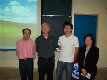 與會老師與噗浪網共同創辦人Alvin Woon合影（由左至右為：資網系老師伍志明、蕭俊杰、Alvin Woon、資管系馬芳資老師）