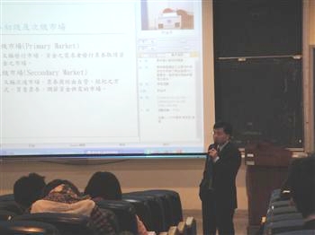 大中票券總稽核胡志宏先生至龍華科大進行「票券業實務與遠景」專題演講
