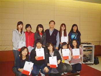 龍華科技大學通識教育中心何台華主任與得獎學生合照