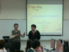 龍華科大工管系林湘沅老師（左）代表該系感謝林鼎智課長蒞校演講