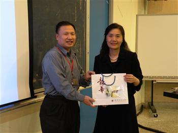 龍華科大進修部學務組李玉民組長（左）代表該校致贈黃秋蓉執行長紀念品