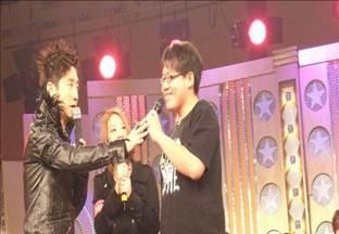 龍華科大化材系陳建廷同學（右）正確無誤唱出「我要的幸福」一首歌，獲得3000元獎金