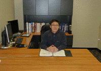 龍華科技大學工程所學生吳浚榤於個人專屬經理辦公室留影