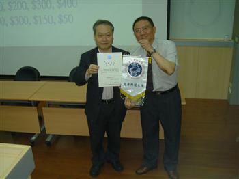 龍華科大管理學院陳元和院長（左）與梅台生經理合影