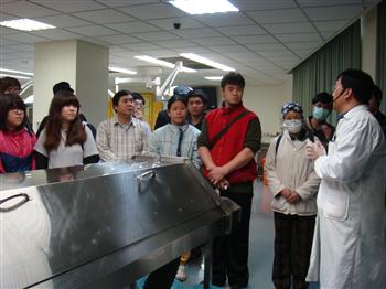 王嘉銓老師（右）引導龍華科大師生參觀實驗室