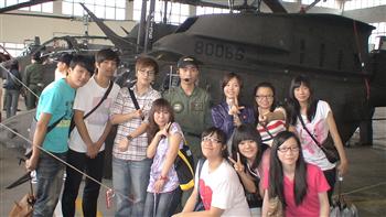 龍華科大學生參訪陸軍航空601旅，與戰搜直昇機副駕駛合影 