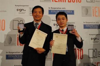 龍華科技大學資管系文武主任（左）與資管所研究生陳俊成參加德國紐倫堡發明展雙雙獲獎