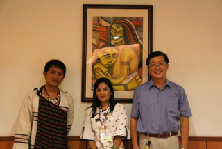泰雅原住民畫家米路‧哈勇（左一）、原住民國家工藝師伊娃‧峬魯（中）與龍華科大通識教育中心霍建國主任（右一）合照