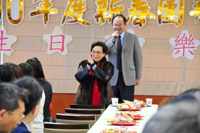 龍華科大創辦人孫陳淑娟女士（左）與葛自祥校長在新春團拜中，祝福大家新年快樂