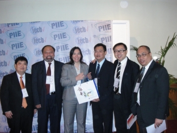 龍華科大曾明朗博士(右三)與菲律賓氣候變遷部部長Secretary Lucille Sering(左三)、聯合國國際專家周純峰教授(右二)於會後合影