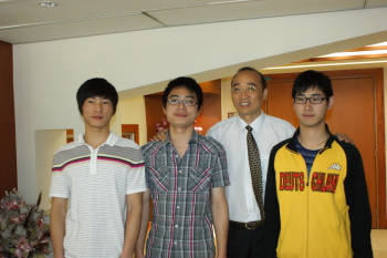 徐偉標處長(右二)與浙江機電職業技術學院來校交流學生相見歡
