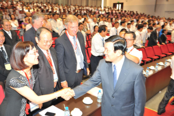 越南國家主席張晉創先生(右一)與龍華科大葛自祥校長(左二)、林如貞副校長(左一)握手致意