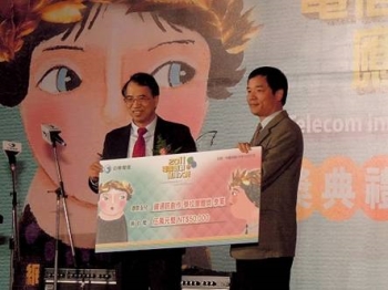 龍華科大文武資圖長(右)代表領獎
