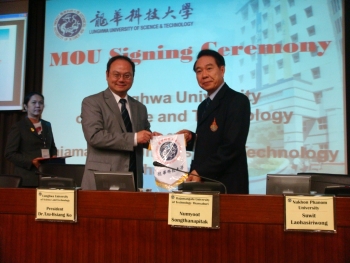 龍華科大葛自祥校長(左)與泰國院校簽訂MOU協議締結為姊妹校