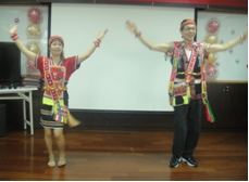 陳金松夫婦表演原住民歌曲舞蹈