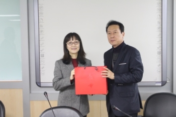 林如貞副校長(左)與仁川才能大學參訪團長Dr. Yun Hyun Min相見歡並互贈禮物