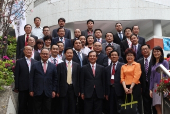 龍華科大葛自祥校長(第一排左一)、林如貞副校長(第一排右一)與中華職業教育社參訪團合照