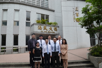 龍華科大國關中心連主任(前排右二)與參訪團來賓合影