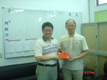 李仟萬理事長(右)捐贈獎學金回饋母校龍華科技大學