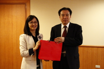 龍華科大林如貞副校長(左)與北京聯合大學盧振洋副校長相見歡並互贈禮品