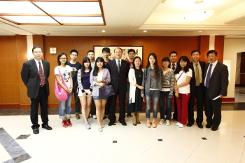 深圳職業技術學院劉洪一校長(左六)與該校研習生合影留念