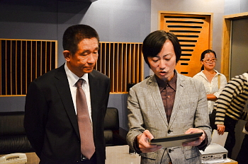 龍華科大數位內容中心張仁礦執行長(右)介紹數位錄音室