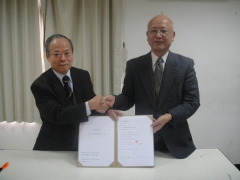 龍華科大堤井信力客座教授(左)與日本環境能源研究所?原健治博士技術移轉簽約合照