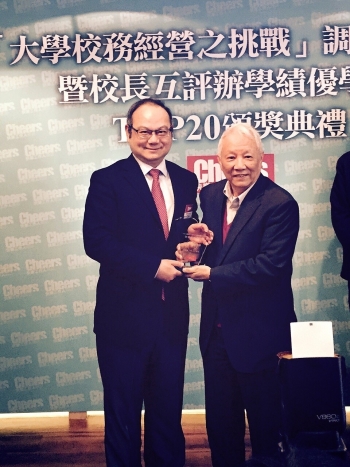 龍華科大葛自祥校長（左）接受前教育部長曾志朗（右）的頒獎