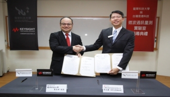 龍華科大葛自祥校長(左)與是德科技張志銘董事長(右)雙方簽署合作備忘錄