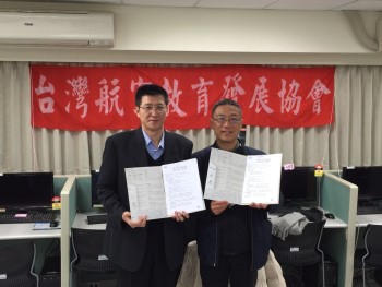 台灣航空教育發展協會王正光理事長(右)、龍華科大觀光系主任胡光復(左)簽訂合作意向書。