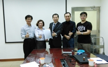 鷹眼顧問公司陳力銘總經理(左一)、寶方生電科技公司陳素燕總經理(左二)與龍華科大資管系張吉成教授(左三)簽約。
