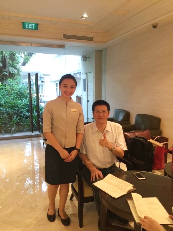 圖為李意如同學(左一)於新加坡良木園酒店實習，表現良好深獲企業肯定。