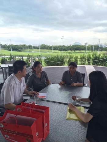圖為龍華科大觀光系胡光復主任(左一)至新加坡Canopy Cafe @ Marina Bay Golf進行學生實習訪視。