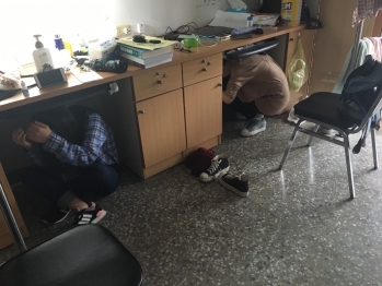 圖為龍華科技大學住宿生地震避難動作。