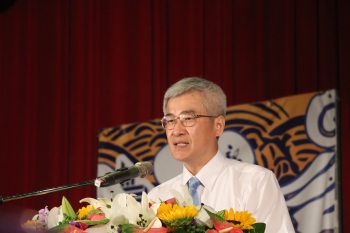 圖為桃園市政府李憲明秘書長於龍華畢業典禮致詞。