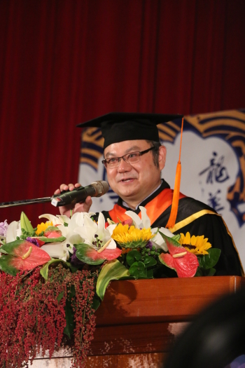 圖為龍華科大葛自祥校長於畢業典禮上致詞。